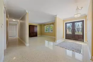 3909 Hudson Ln, Tampa, FL 33618 - Photo 5