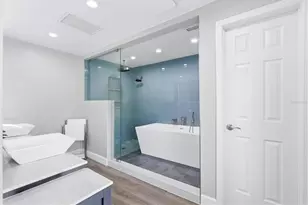 670 Sunset Dr S, Saint Petersburg, FL 33707 - Photo 29