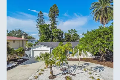 1949 Dolphin Boulevard S, Saint Petersburg, FL 33707 - Photo 27