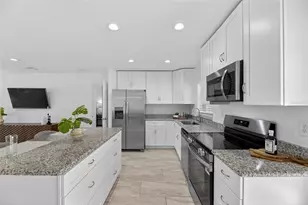 8050 Carolyn St NE, Saint Petersburg, FL 33702 - Photo 9