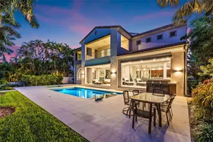 851 Brightwaters Blvd NE, Saint Petersburg, FL 33704 - Photo 3