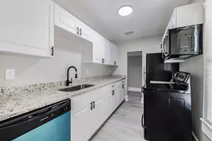 1401 12th St S, Saint Petersburg, FL 33705 - Photo 7