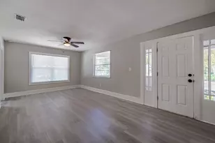 1401 12th St S, Saint Petersburg, FL 33705 - Photo 3