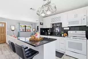 10405 N Woodmere Rd, Tampa, FL 33617 - Photo 17