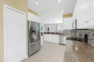 203 Oceania Ct, Apollo Beach, FL 33572 - Photo 9