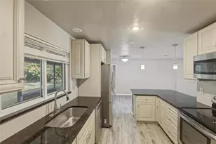 1125 Danny Dr, Sarasota, FL 34243 - Photo 9