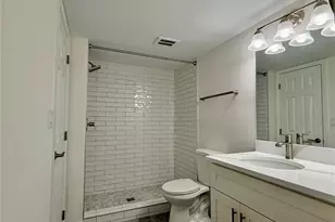 4650 Cove Cir, Saint Petersburg, FL 33708 - Photo 15