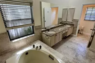 8133 Misty Oaks Blvd, Sarasota, FL 34243 - Photo 17