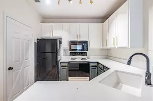 10108 Courtney Oaks Cir, Tampa, FL 33619 - Photo 9