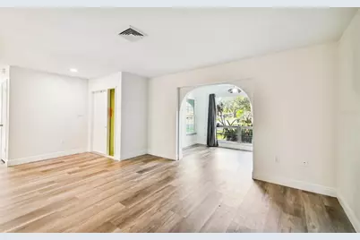 3165 Woodmont Drive, Sarasota, FL 34232 - Photo 9