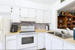 11117 Pembridge Ct, Port Richey, FL 34668 - Photo 3