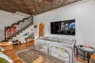 945 11th St N, Saint Petersburg, FL 33705 - Photo 9