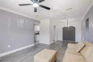 8725 N 52nd St, Tampa, FL 33617 - Photo 5