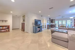 3208 W Hawthorne Rd, Tampa, FL 33611 - Photo 3