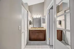 9465 Forest Hills Cir, Tampa, FL 33612 - Photo 47