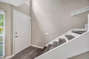 9465 Forest Hills Cir, Tampa, FL 33612 - Photo 7