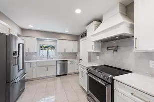 12468 Empire Dr, Seminole, FL 33772 - Photo 3