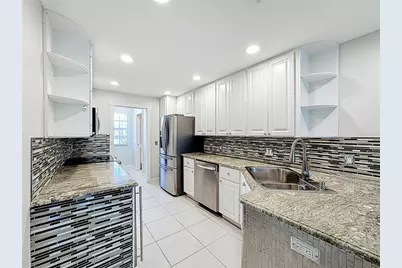 7676 Bergamo Avenue, Sarasota, FL 34238 - Photo 11