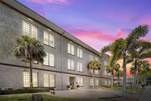 701 Mirror Lake Dr N, Saint Petersburg, FL 33701 - Photo 1