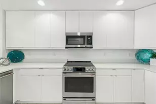 125 Island Way, Clearwater Beach, FL 33767 - Photo 7