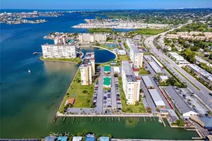 4650 Cove Cir, Saint Petersburg, FL 33708 - Photo 3