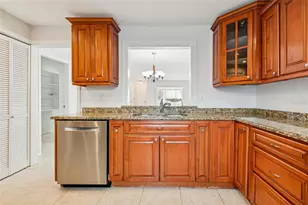 10375 Carrollwood Ln, Tampa, FL 33618 - Photo 7