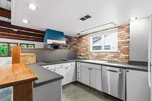 1239 Alcazar Way S, Saint Petersburg, FL 33705 - Photo 15