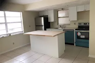 135 NE Madison Cir N, Saint Petersburg, FL 33702 - Photo 5