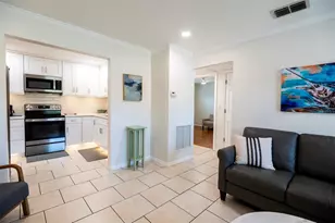 569 Bamboo Dr S, Saint Petersburg, FL 33707 - Photo 7