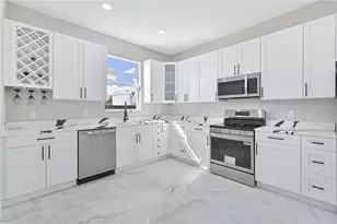 1326 NE 7th Pl, Cape Coral, FL 33909 - Photo 9