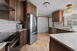 7039 Siesta St, Zephyrhills, FL 33541 - Photo 3