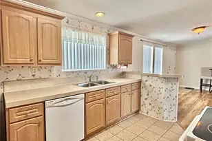 136 Americana Ct NE, Saint Petersburg, FL 33702 - Photo 9