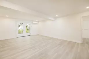 3947 Overlook Dr NE, Saint Petersburg, FL 33703 - Photo 11