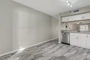 7218 E Bank Dr, Tampa, FL 33617 - Photo 9