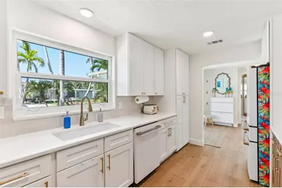 6950 Grande Vista Way S, Saint Petersburg, FL 33707 - Photo 15