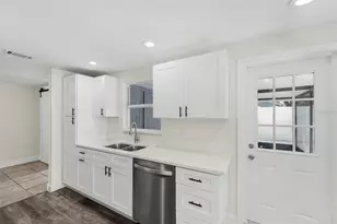 8907 Leeward Dr, Tampa, FL 33634 - Photo 3