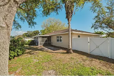 7918 Cypress Lake Drive, Sarasota, FL 34243 - Photo 27