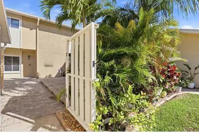 6537 Cape Hatteras Way NE #4, Saint Petersburg, FL 33702 - Photo 3