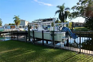9484 Treasure Ln NE, Saint Petersburg, FL 33702 - Photo 7