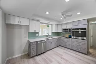 7886 9th Ave S, Saint Petersburg, FL 33707 - Photo 21