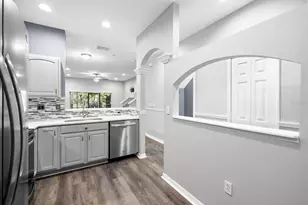 11231 Kapok Grand Cir, Saint Petersburg, FL 33708 - Photo 7