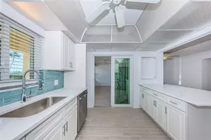 4700 Cove Cir, Saint Petersburg, FL 33708 - Photo 13