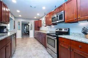 203 Amesbury Cir, Sun City Center, FL 33573 - Photo 13