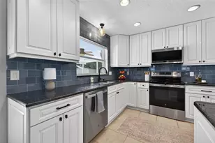 8848 Sunlit Cove Dr NE, Saint Petersburg, FL 33702 - Photo 23