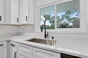 695 Sunset Dr, Tarpon Springs, FL 34689 - Photo 9