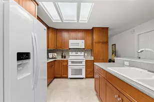511 Riviera Bay Dr NE, Saint Petersburg, FL 33702 - Photo 9