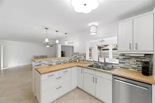 526 St Tropez Cir NE, Saint Petersburg, FL 33703 - Photo 13