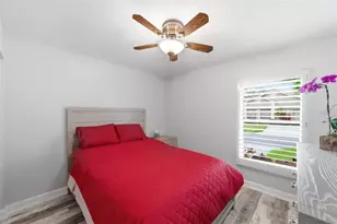 526 St Tropez Cir NE, Saint Petersburg, FL 33703 - Photo 25