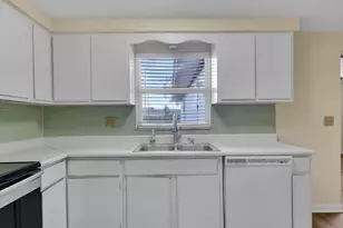 37136 Mandarin Ave, Zephyrhills, FL 33541 - Photo 9