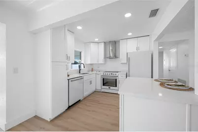 7930 Causeway Boulevard S, Saint Petersburg, FL 33707 - Photo 17